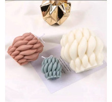 Lumanare parfumată Împletită 9x9cm (diverse culori și arome) SA18