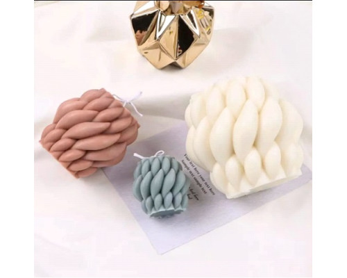 Lumanare parfumată Împletită 9x9cm (diverse culori și arome) SA18